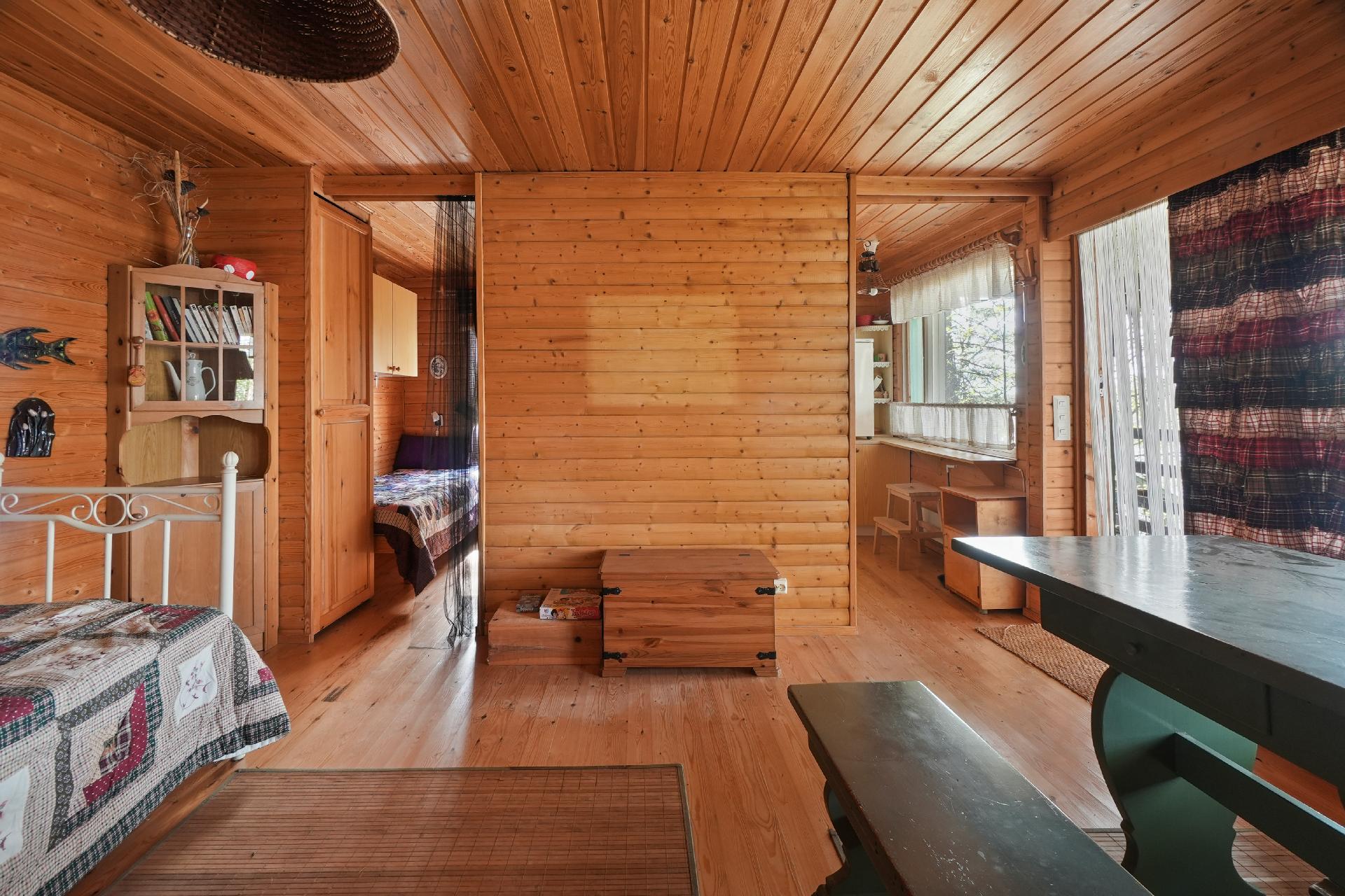 Oikella keittiö, vasemmalla makuuhuone