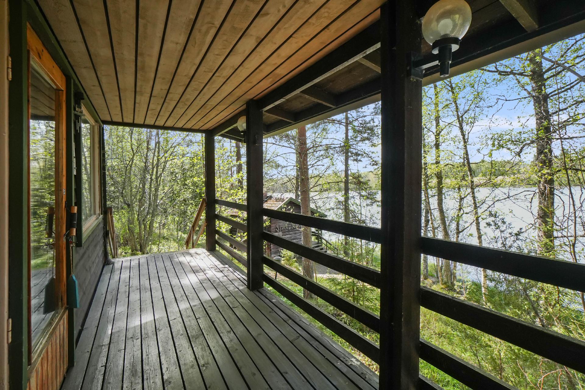 Terassi. Vasemmalla häämöttää rantasauna