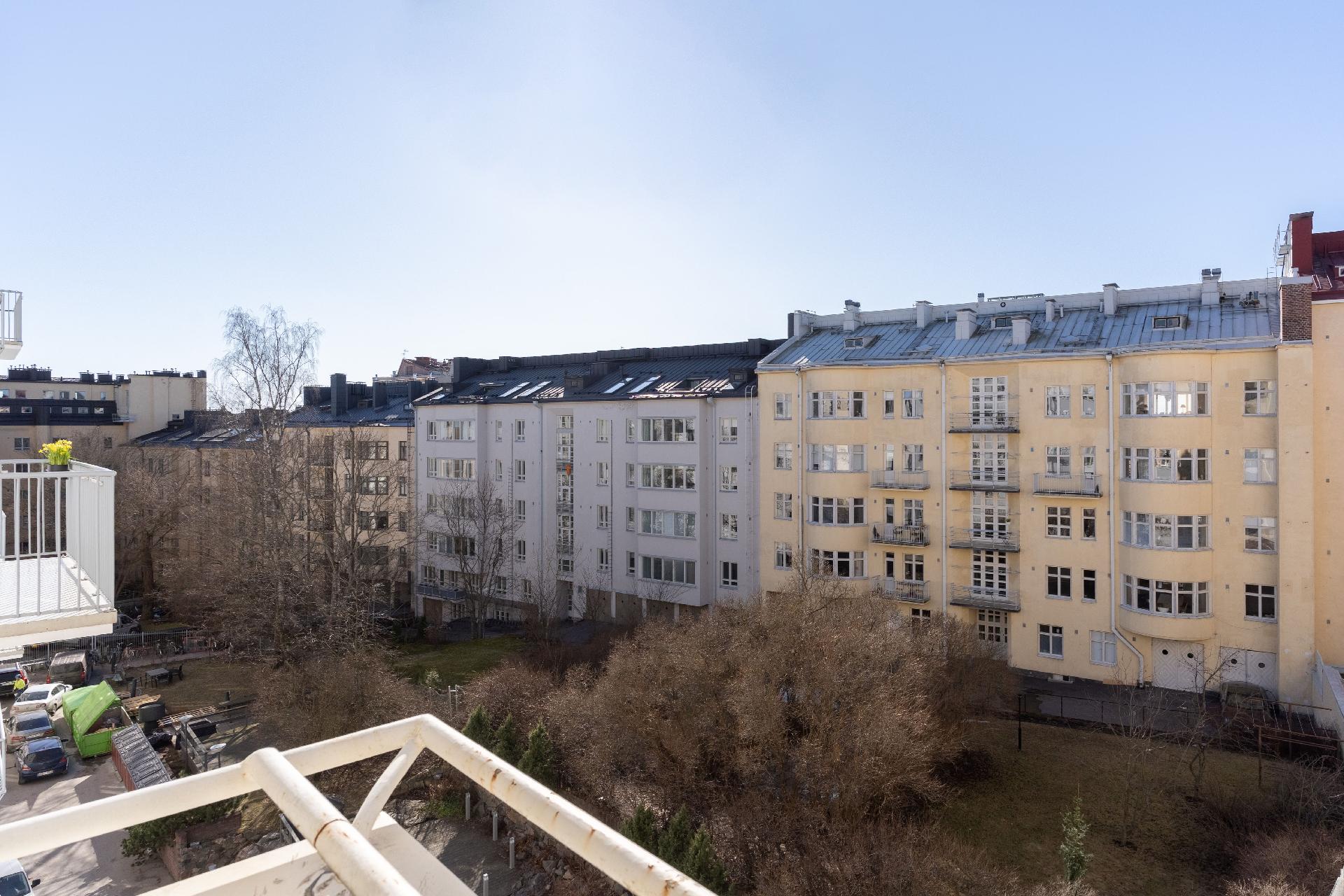 Sisäpihan suuntaan on avarat näkymät korttelipihoille.