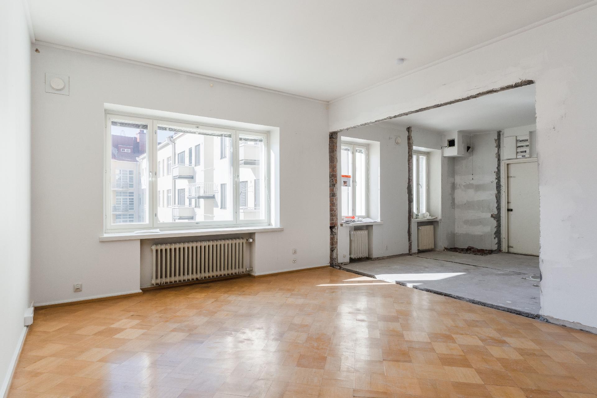 Olohuoneen ja keittiötilan välinen seinä on avattu.