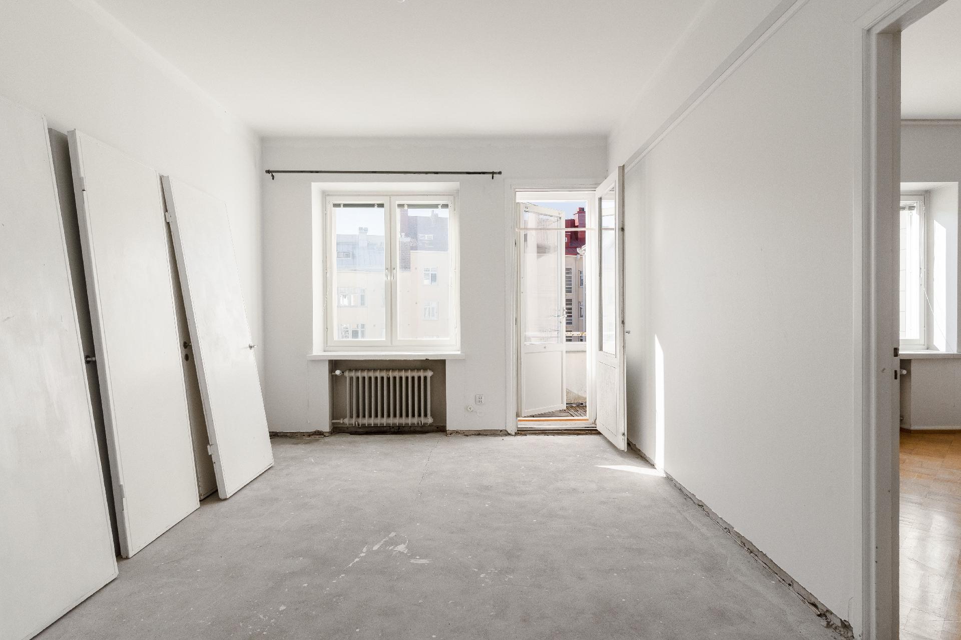 Parvekkeellinen huone (seinää vasten nojaamassa huoneiston väliovia).