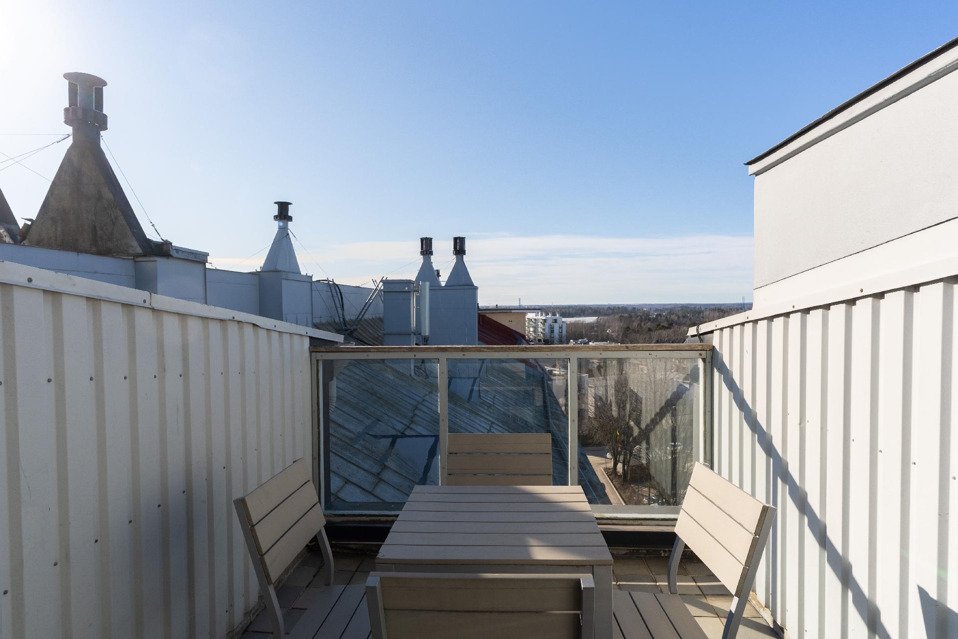 Yhtiön saunatilojen kattoterassi.