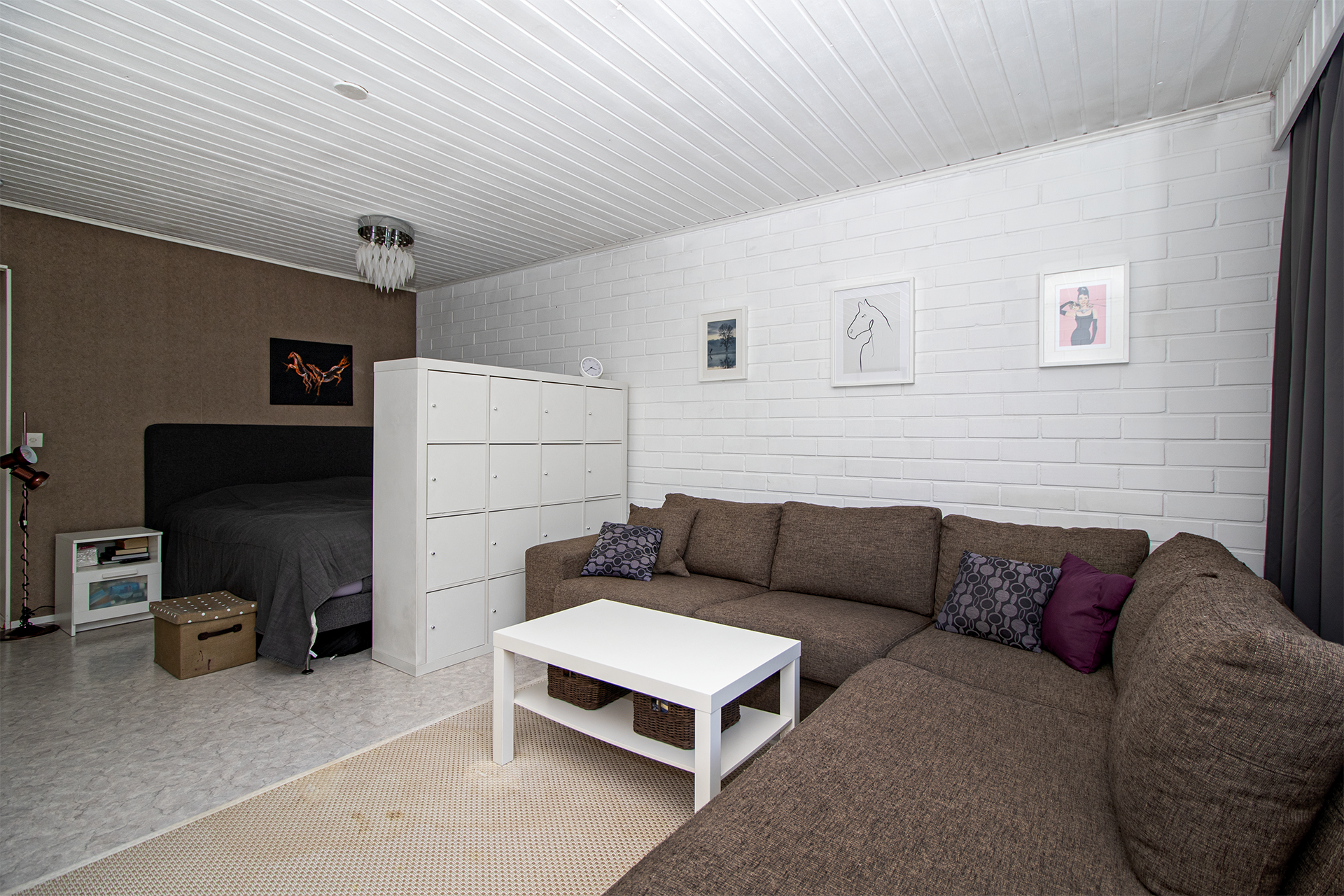 olohuoneessa on tilaa ja valoa