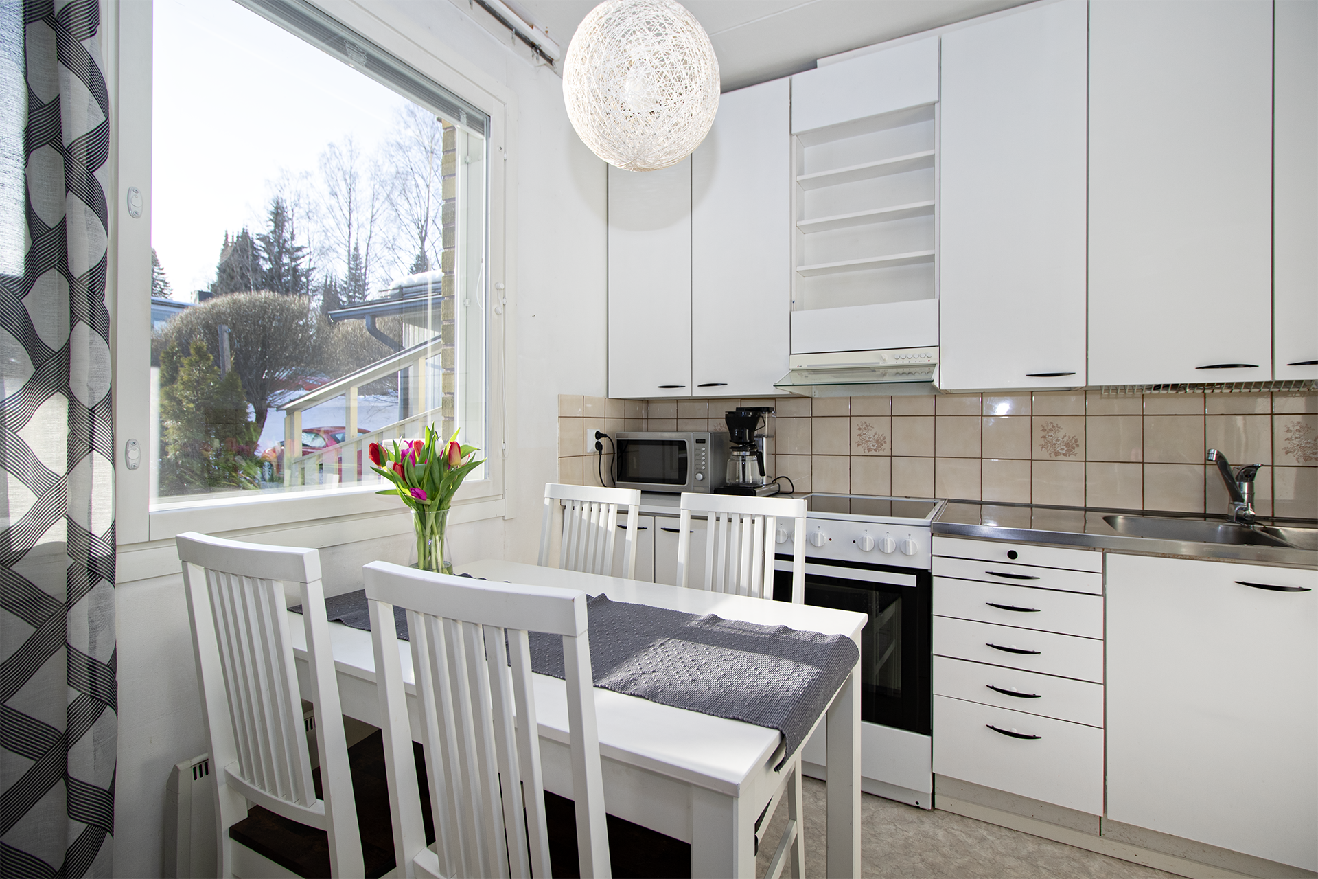 Valoisa keittiö joon mahtuu ruokapöytä