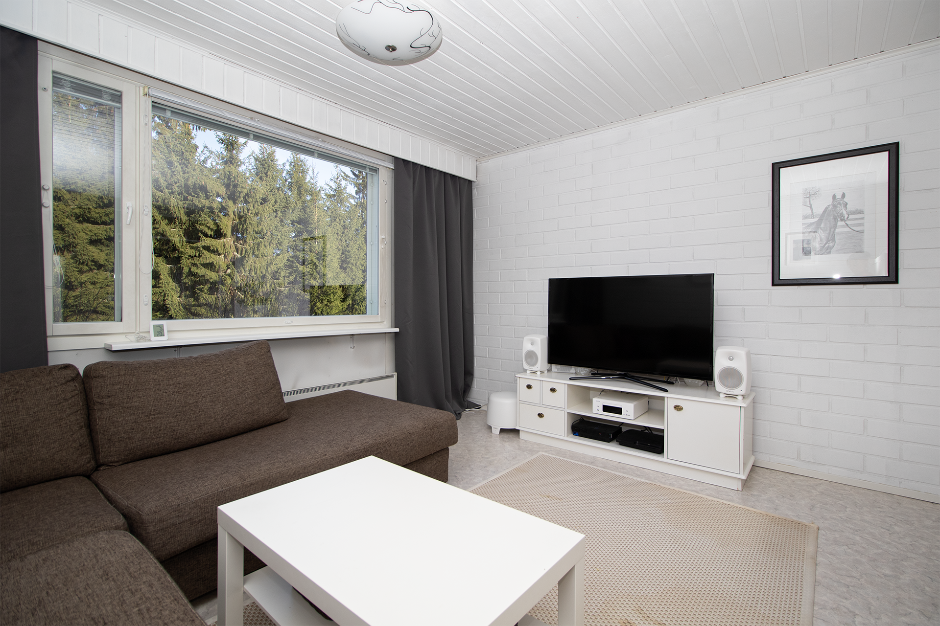 olohuoneessa isot ikkunat josta valo tulvii huoneeseen