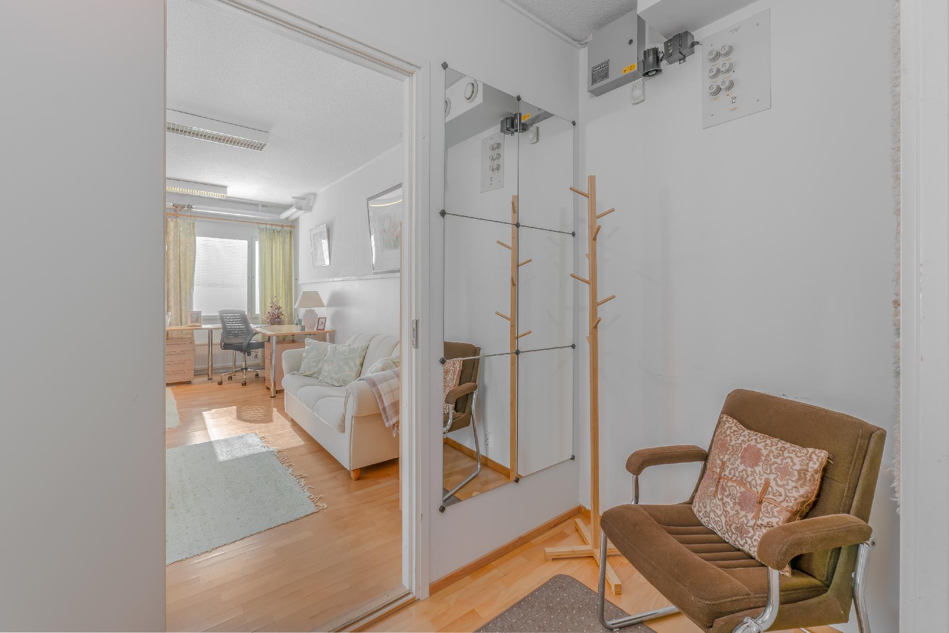 Eteisen ja tilan välissä on äänieristetty seinä ja ovi