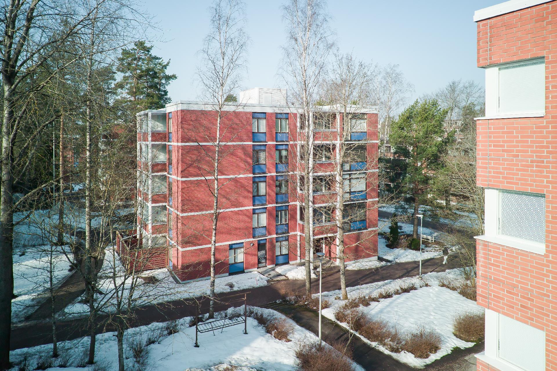 Sisäänkäynti on kätevästi kävelykadulta