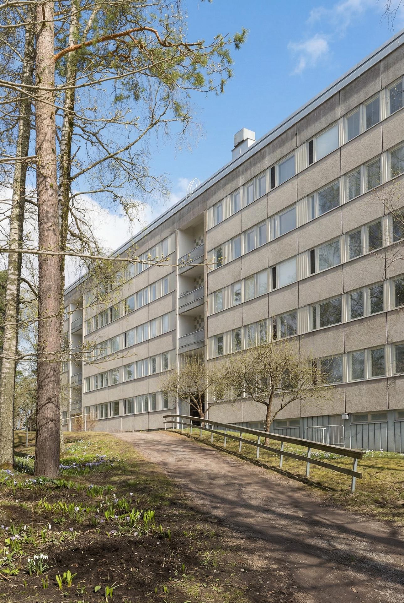 Talo sisäänkäynnin puolelta