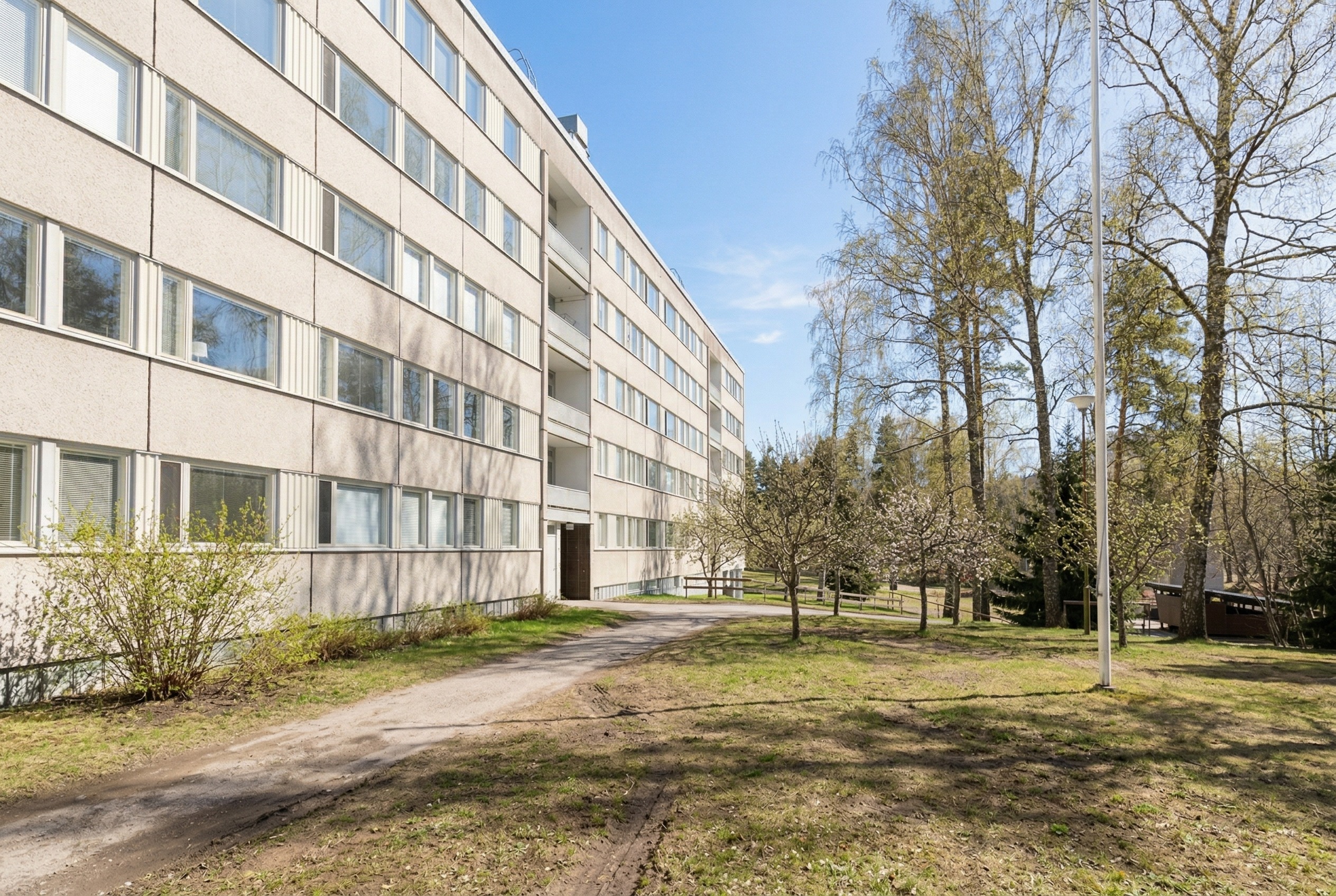 Talo parvekkeiden puolelta