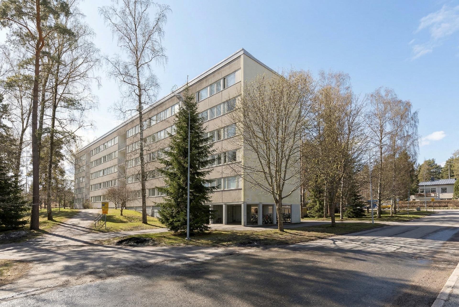 Talo sisäänkäynnin puolelta