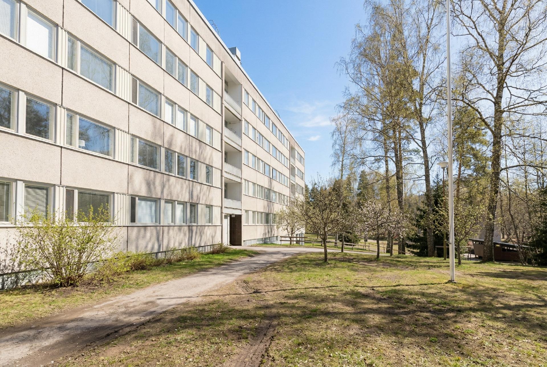 Talo parvekkeiden puolelta