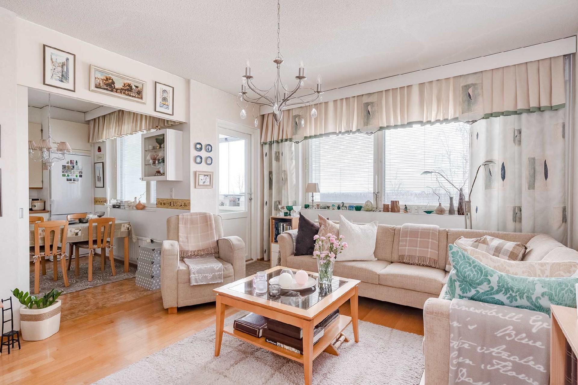 Olohuoneesta kulku lasitetulle parvekkeelle