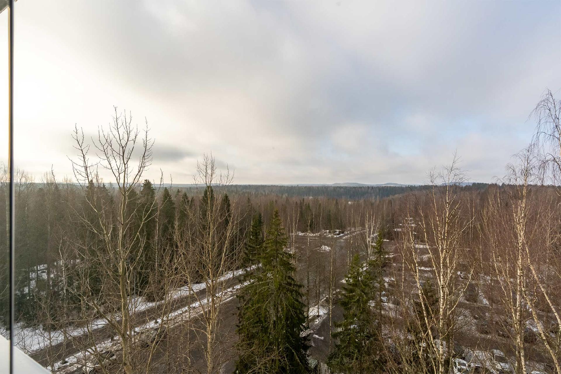 Ylimmän kerroksen huoneisto tarjoaa upeat näköalat