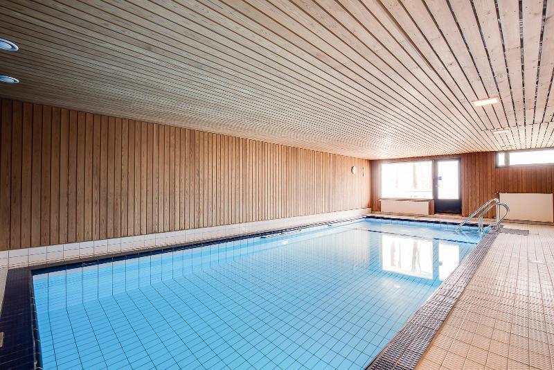 Taloyhtiön uima-allas (ennen remonttia)