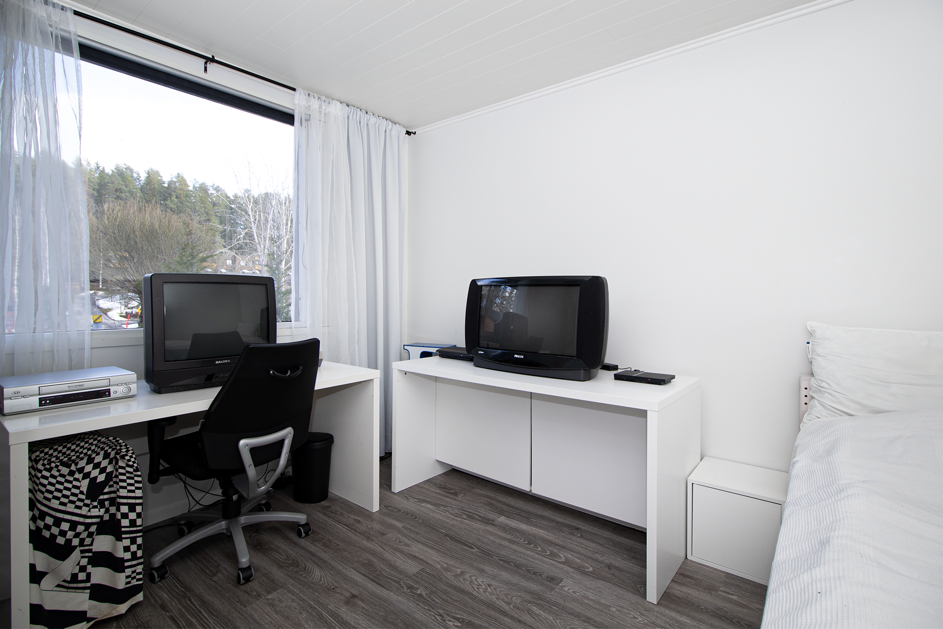 Alakerran makuuhuone.