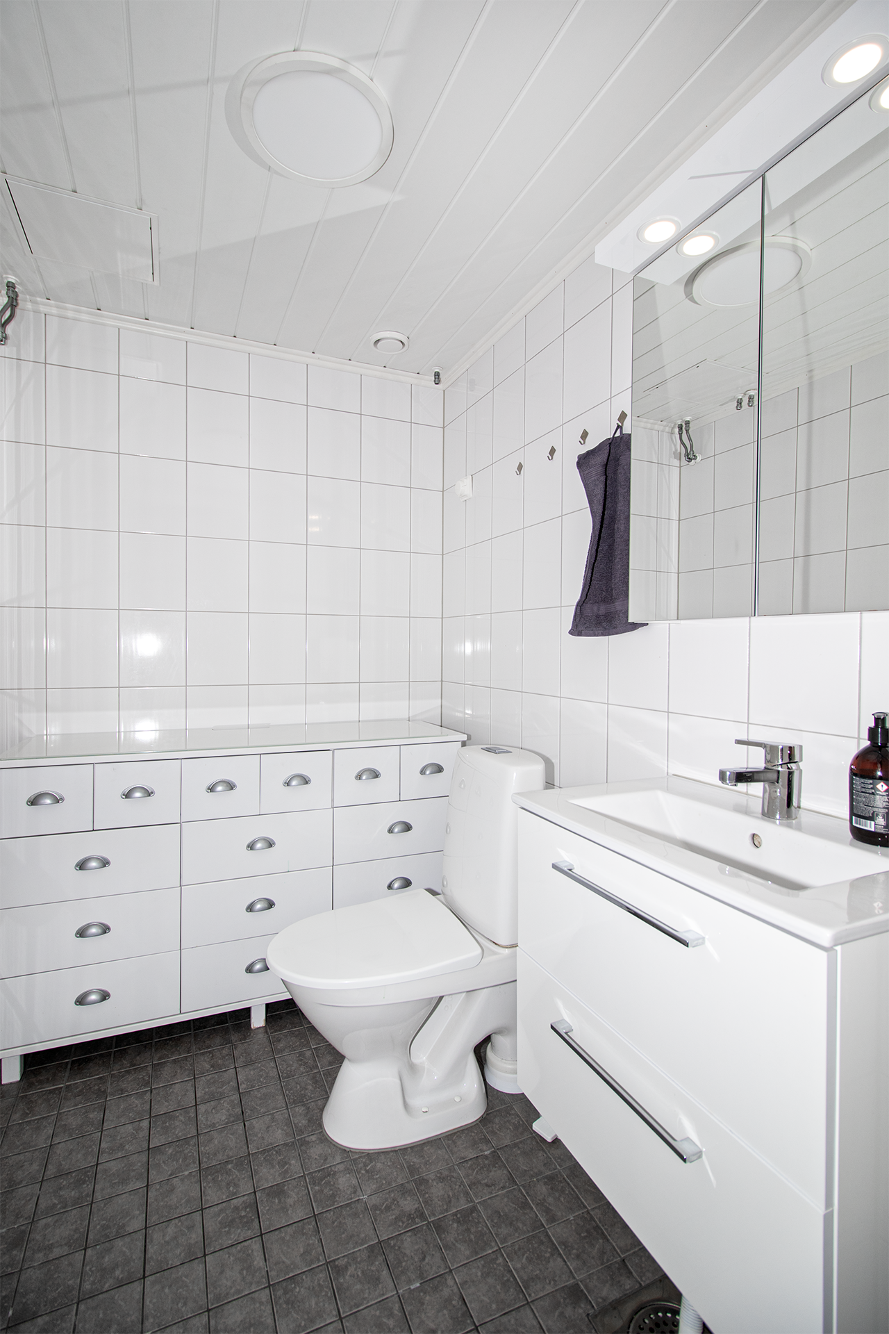 Yläkerran erillinen wc.