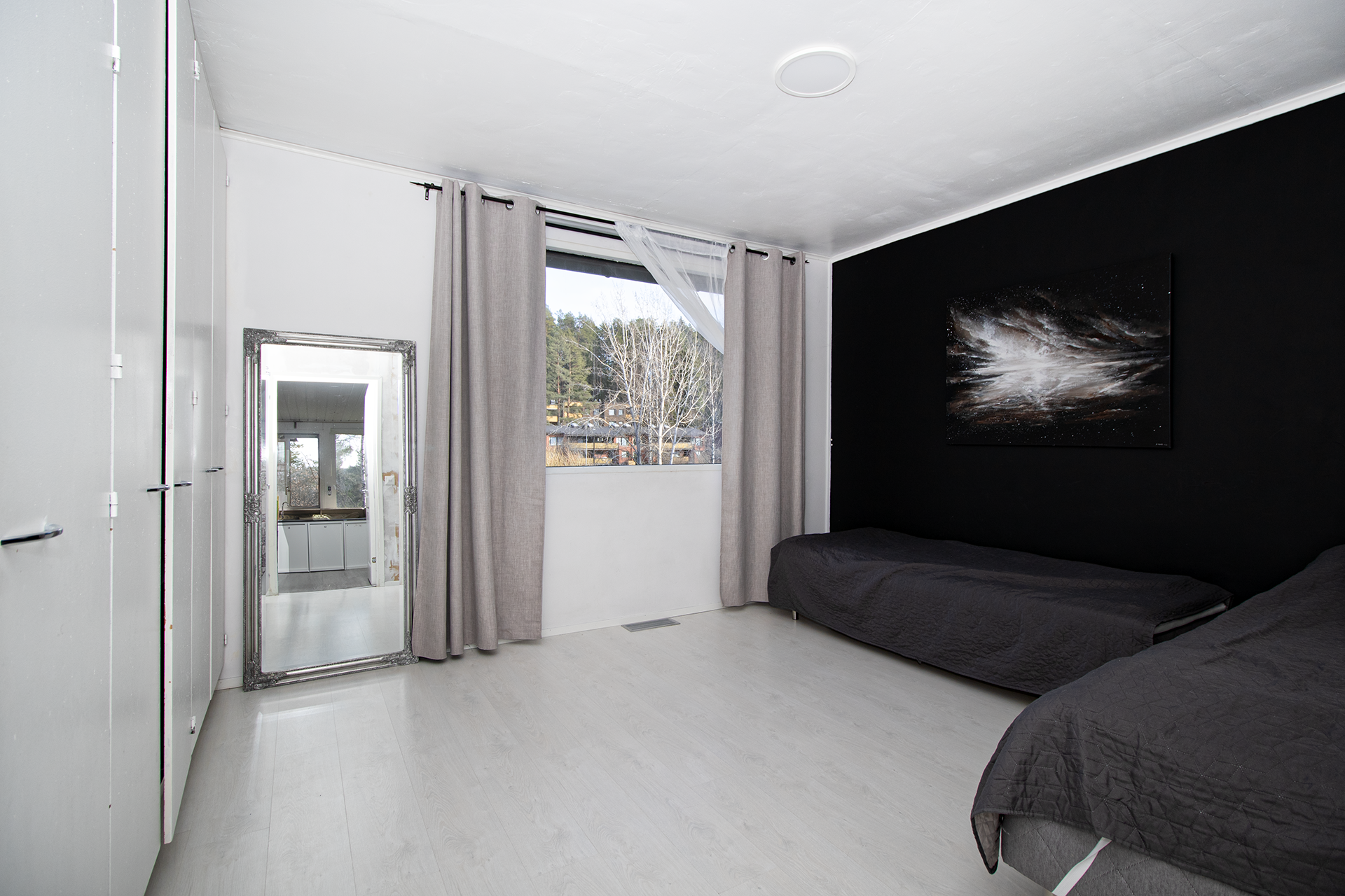 Yläkerran toinen makuuhuone.