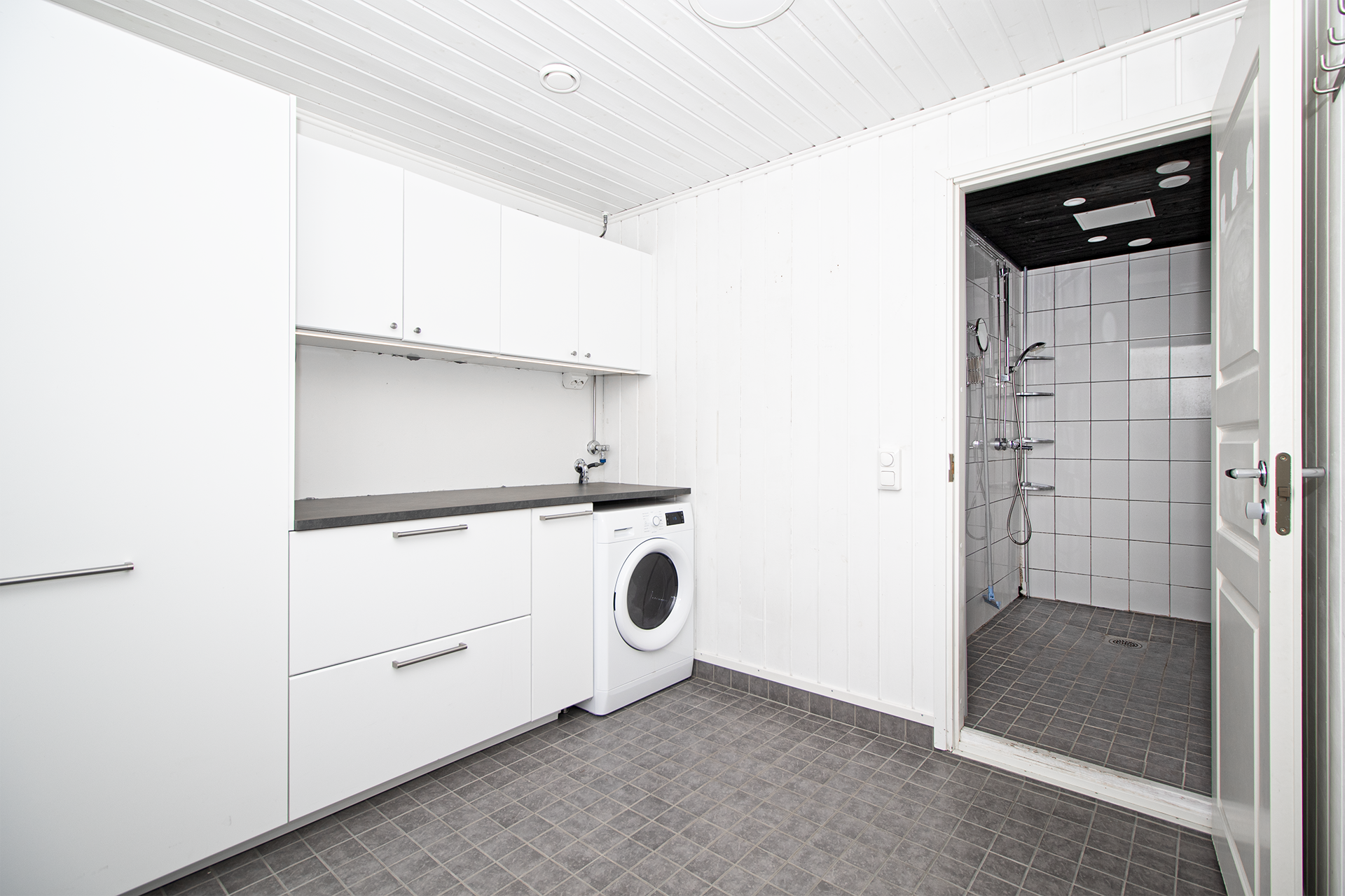 Tilava kodinhoitohuone.