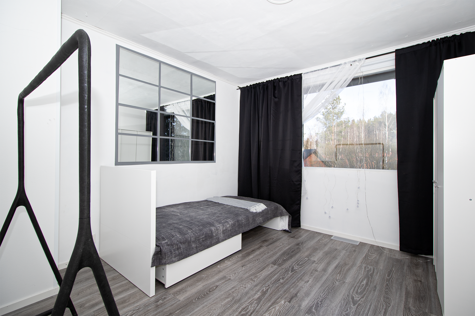 Yläkerran makuuhuone.