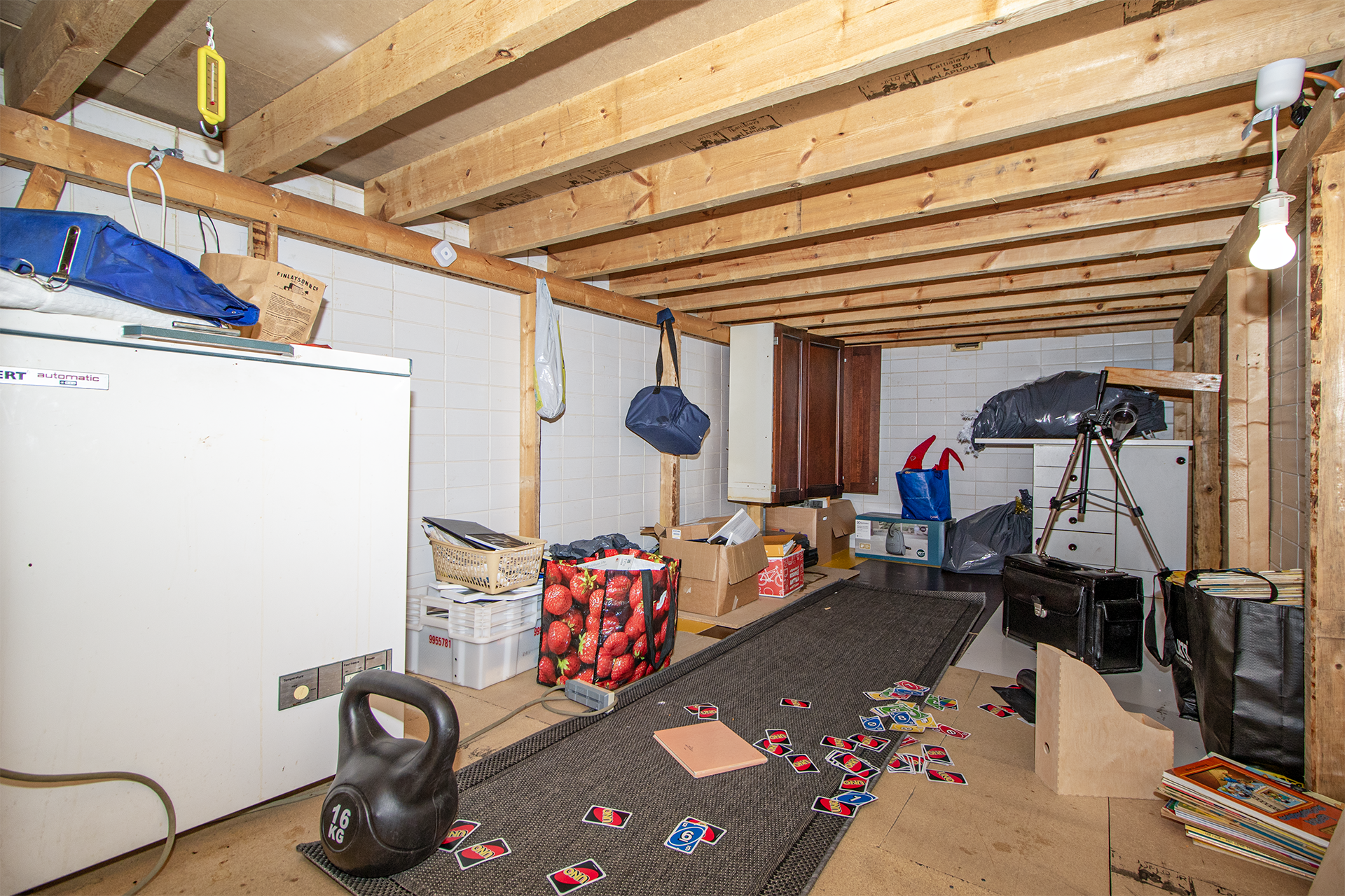 Lattian alla entisessä uima-altaassa säilytystilaa.