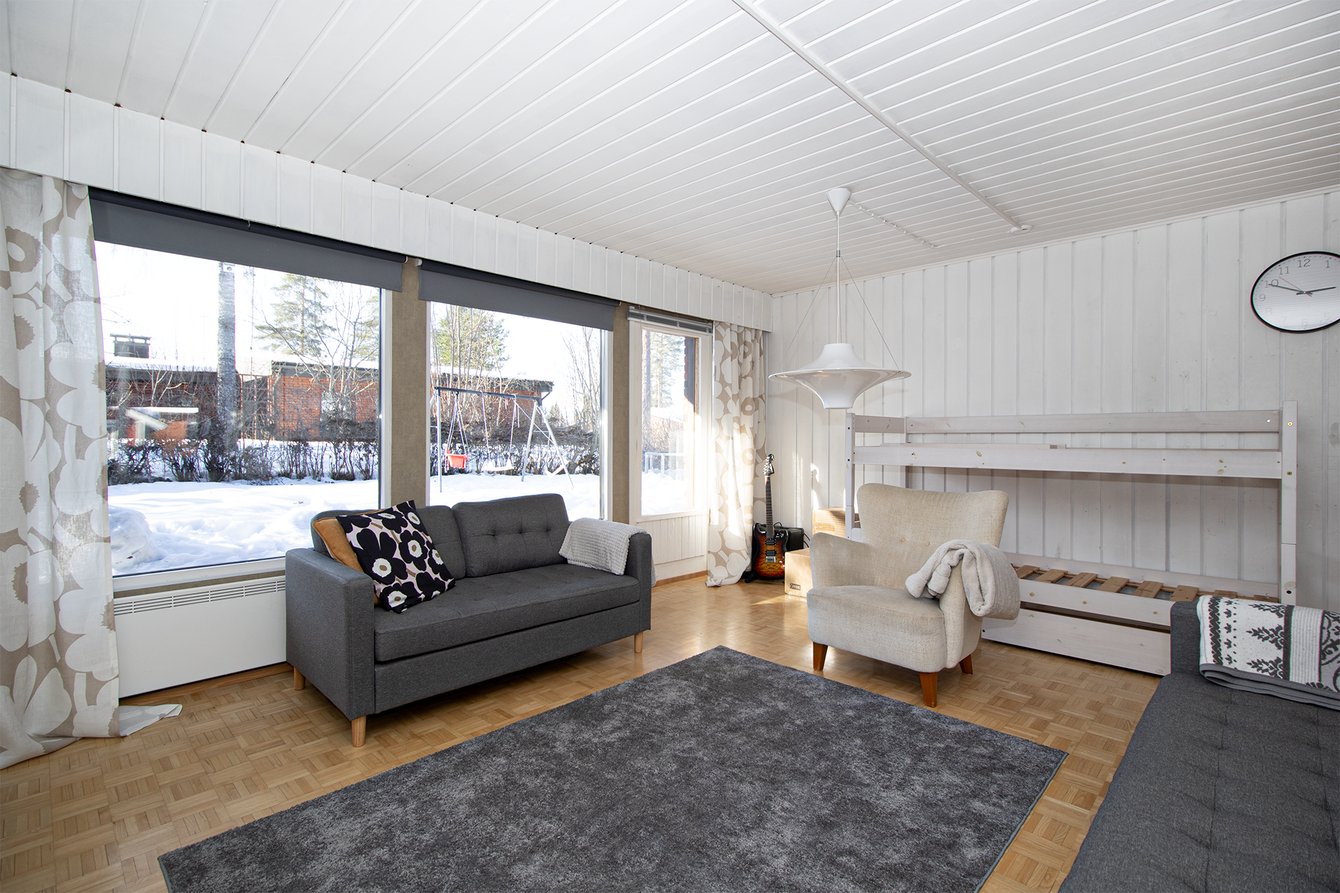 Olohuoneesta kulku takapihalle.