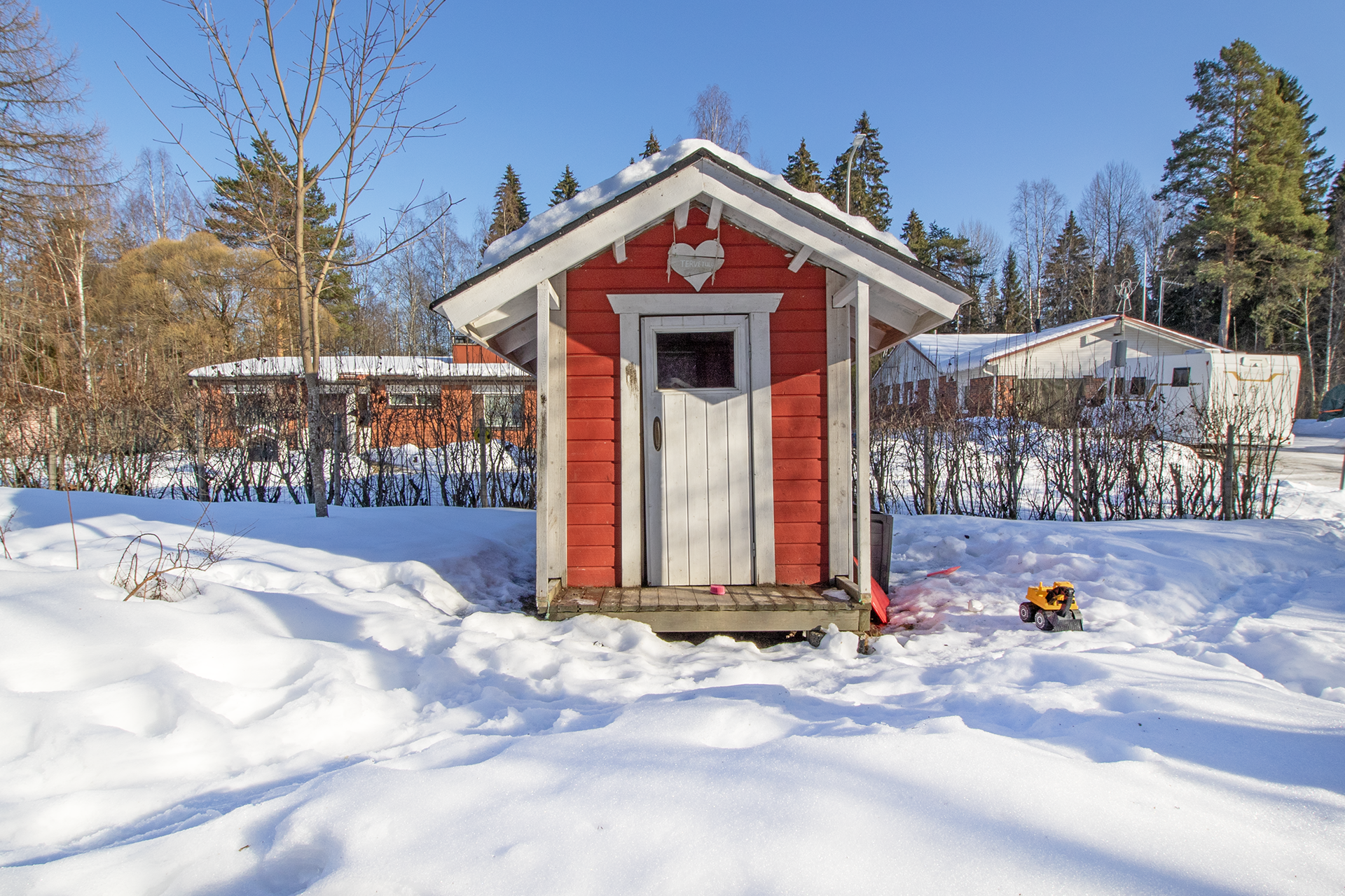 Perheen pienimmille löytyy leikkimökki.