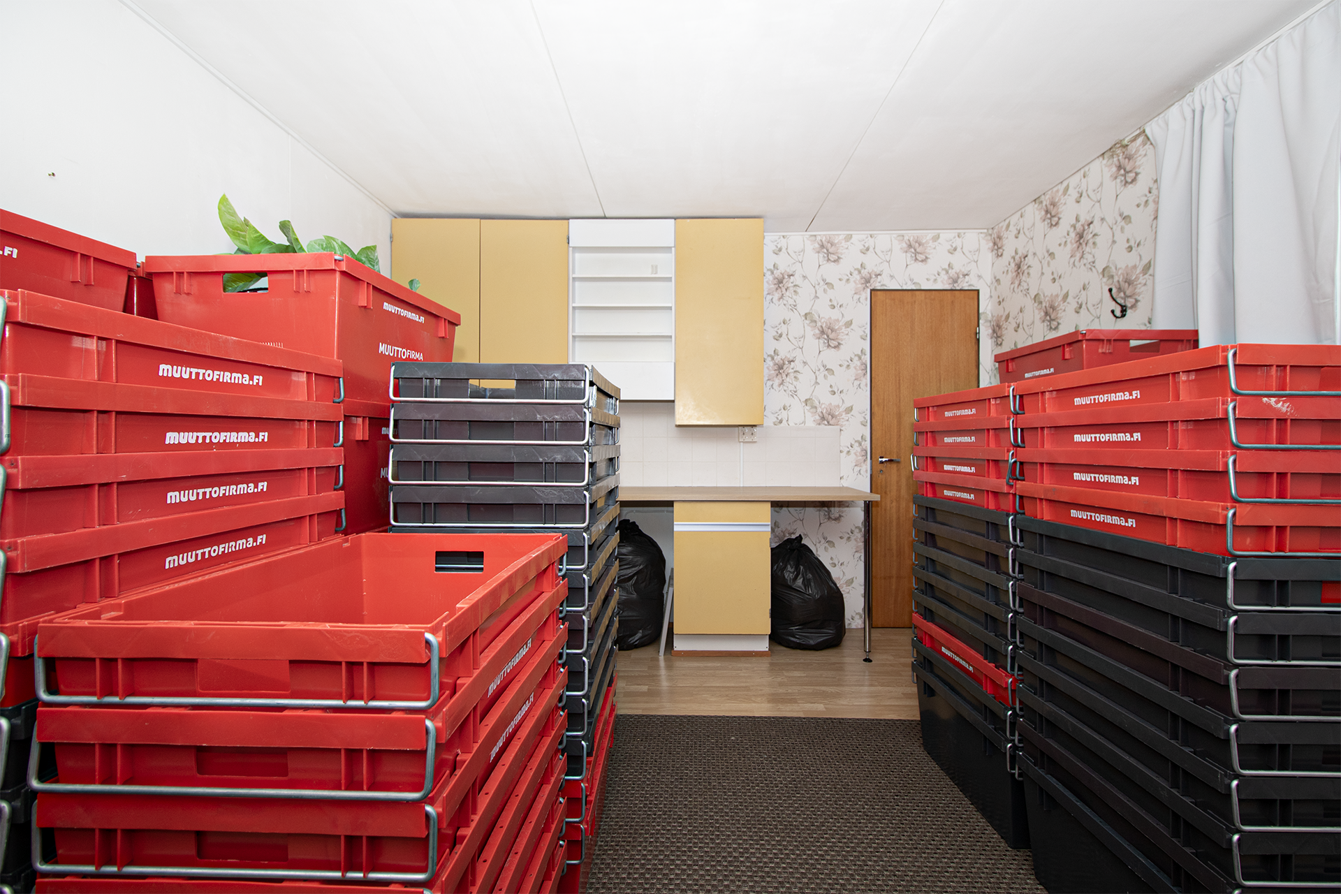 Tässä huoneessa vesipiste sekä erillinen wc.