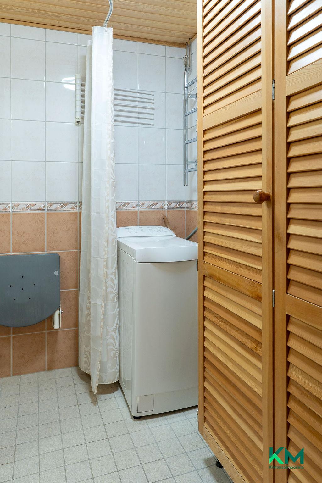 Kylpyhuoneeseen mahtuu myös pesukone.