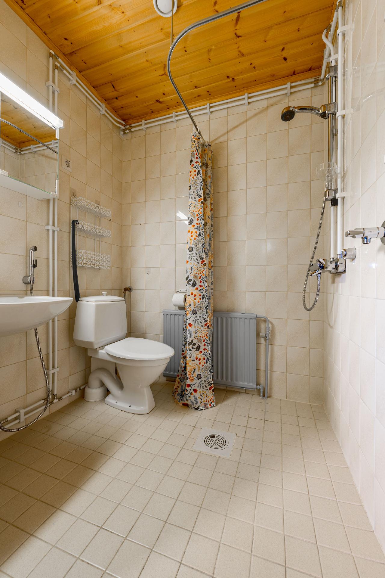 Erillisen huoneiston kylpyhuone