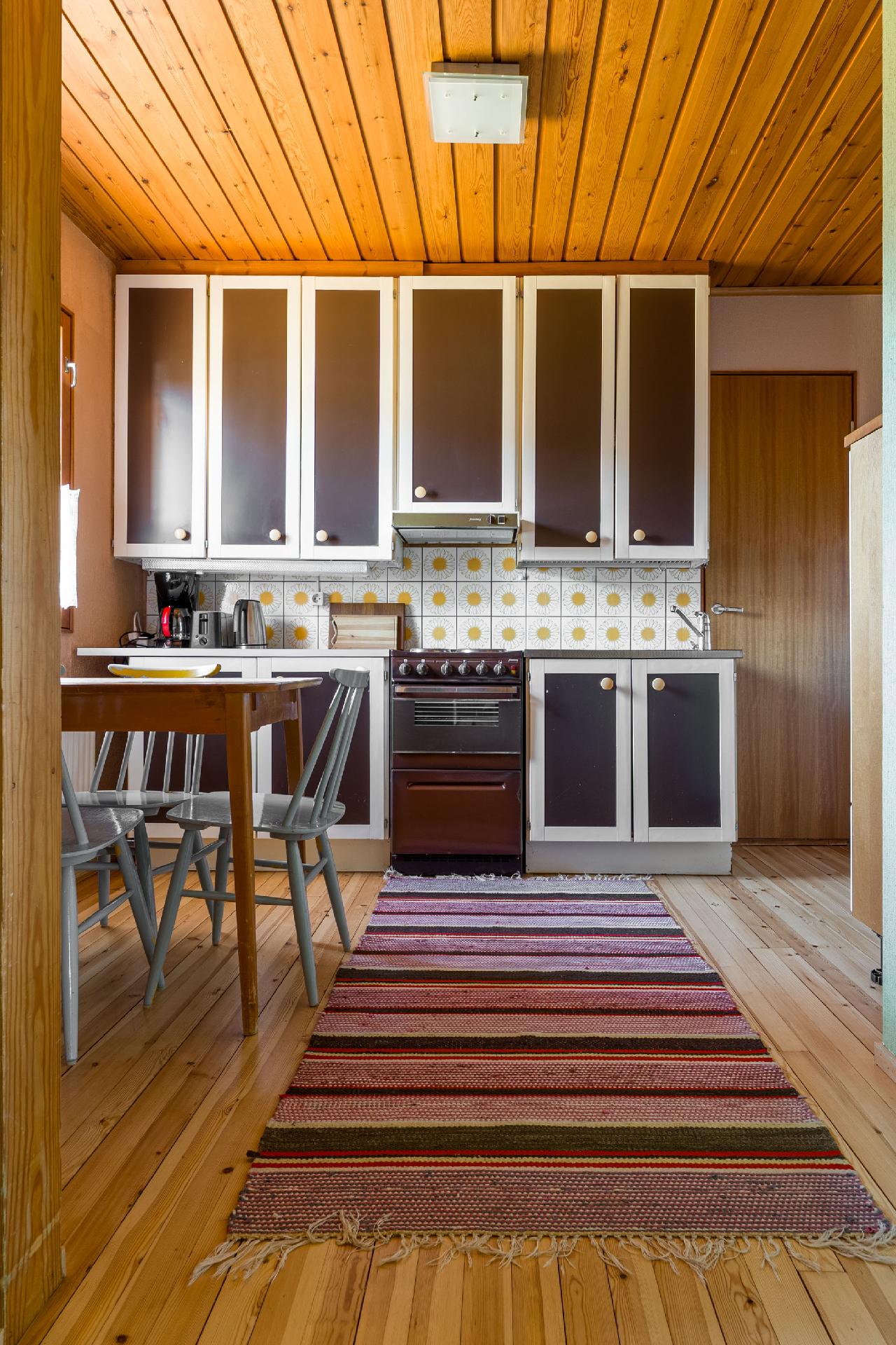 Erillisen huoneiston keittiö