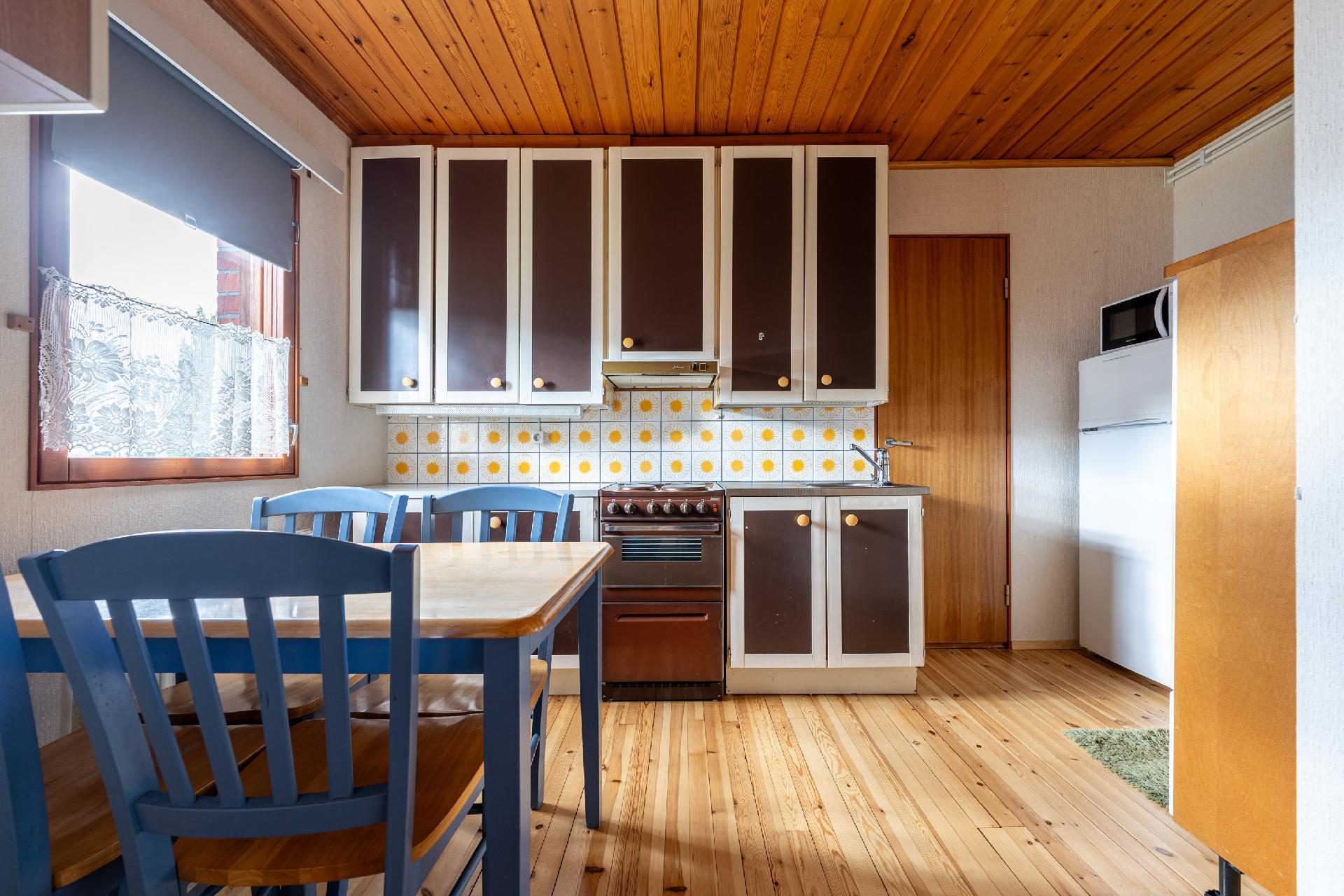 Erillisen huoneiston keittiö