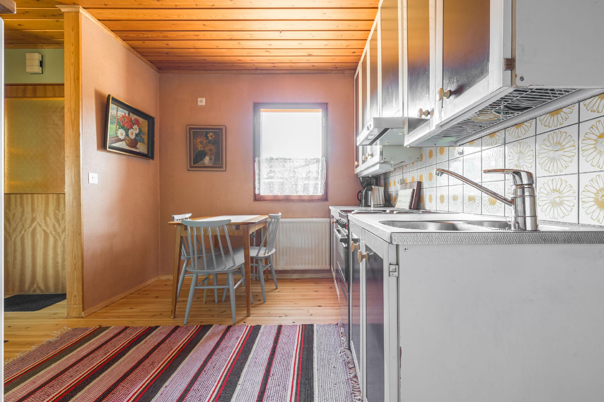 Erillisen huoneiston keittiö