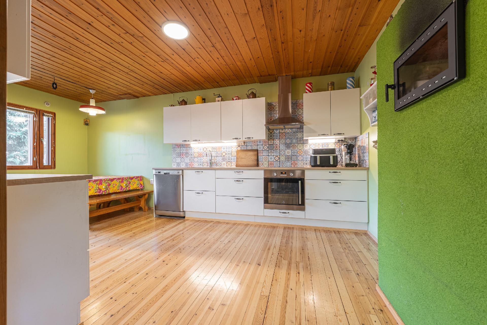 Tilava keittiö, jossa leivinuuni