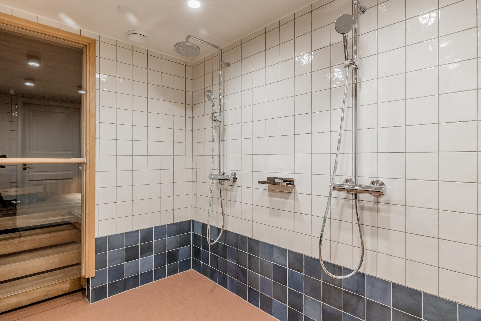 Taloyhtiön saunan pesutilat.