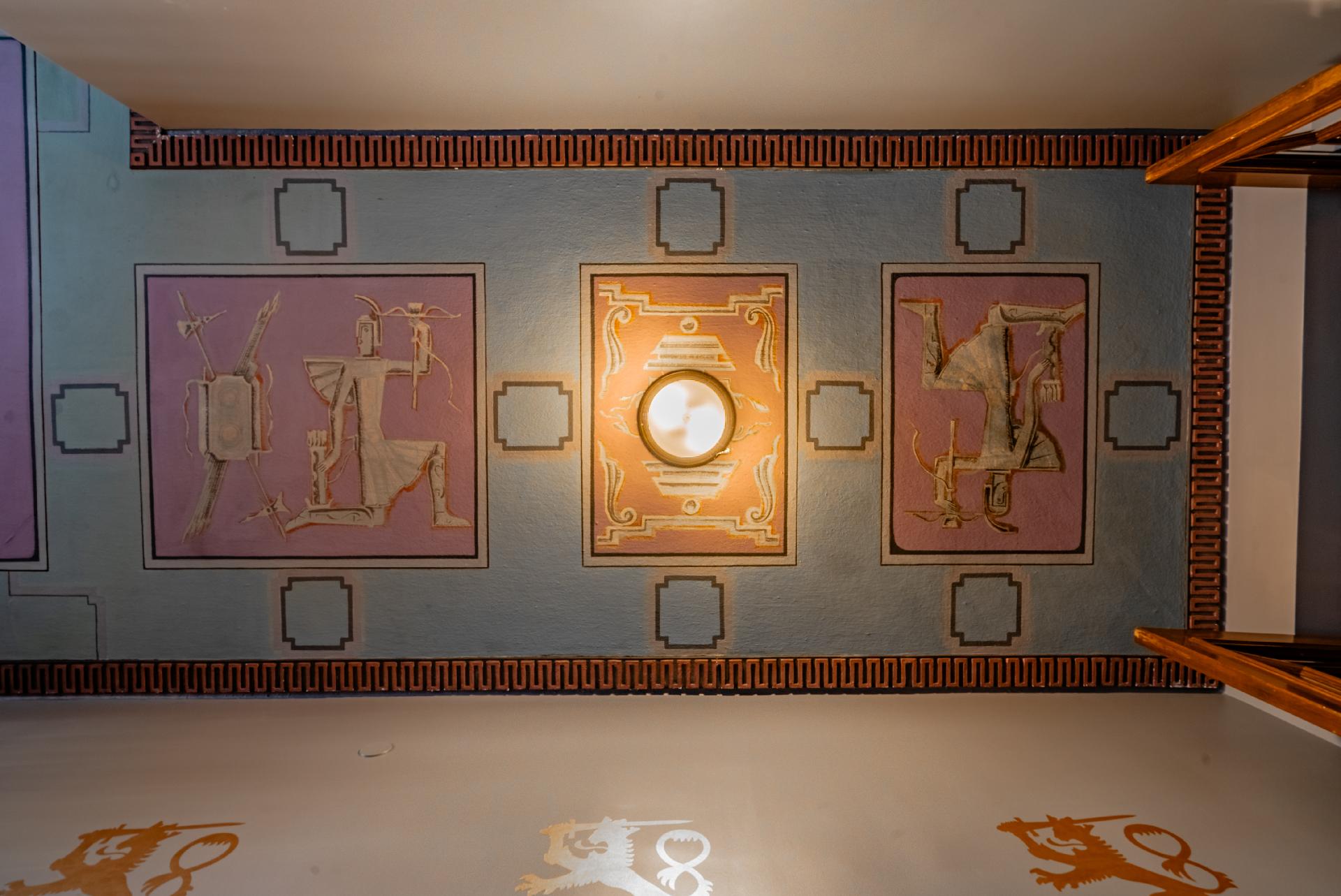 Sisääntuloaulan kattokoristeita.