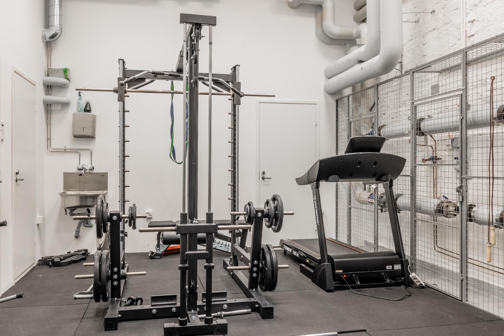 Taloyhtiön kuntoilutila.