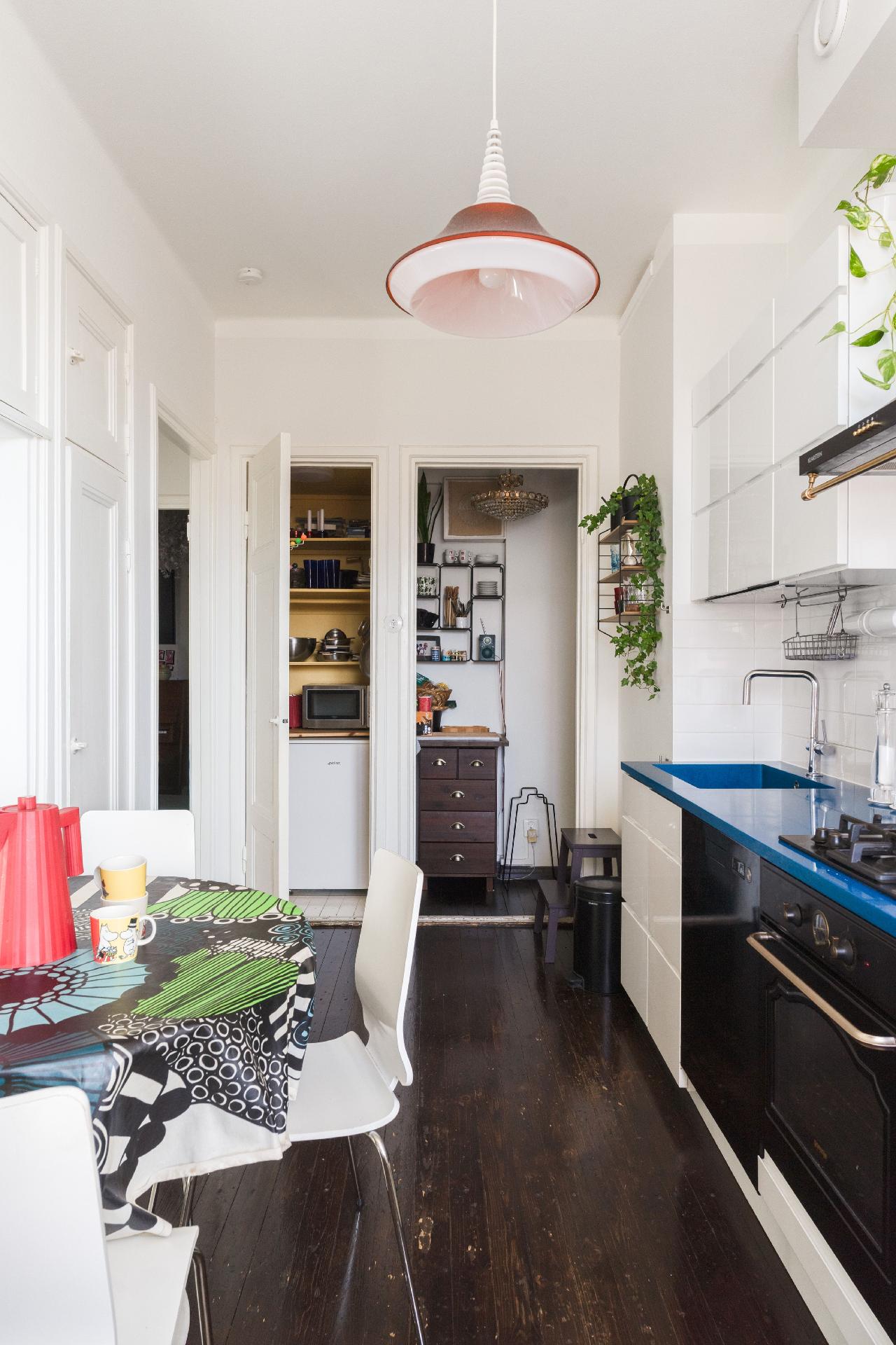 Keittiön yhteydessä on kaksi isoa säilytystilaa.