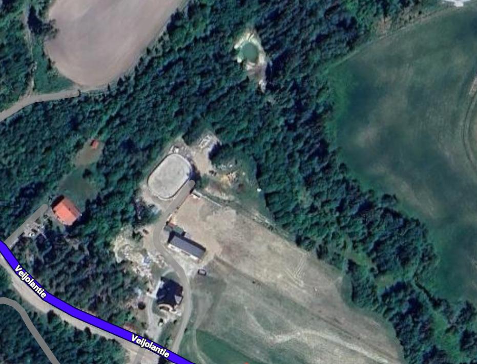 Kuvan yläreunassa pieni lampi