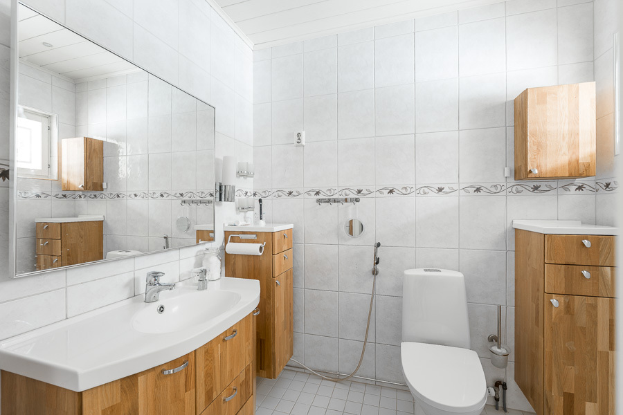 YLÄKERRAN WC