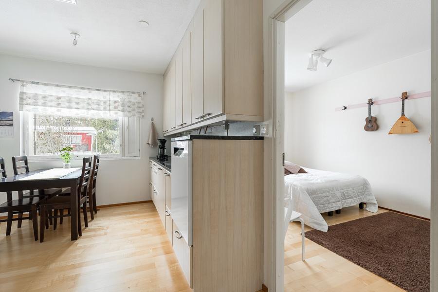 KEITTIÖN VIERESSÄ MAKUUHUONE