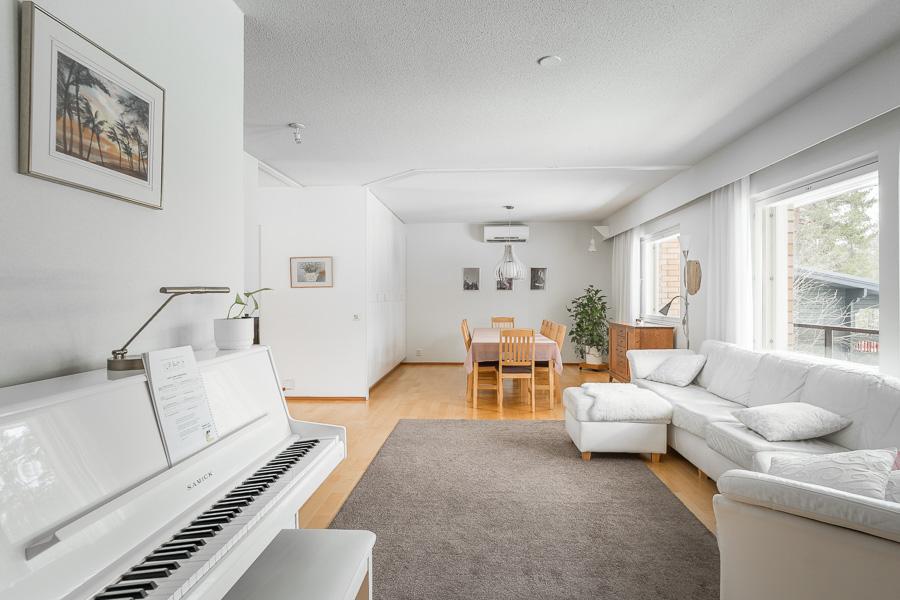 OLOHUONE/RUOKAILUTILA ON AVARA