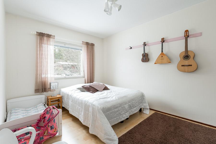 MAKUUHUONE KEITTIÖN VIERESSÄ