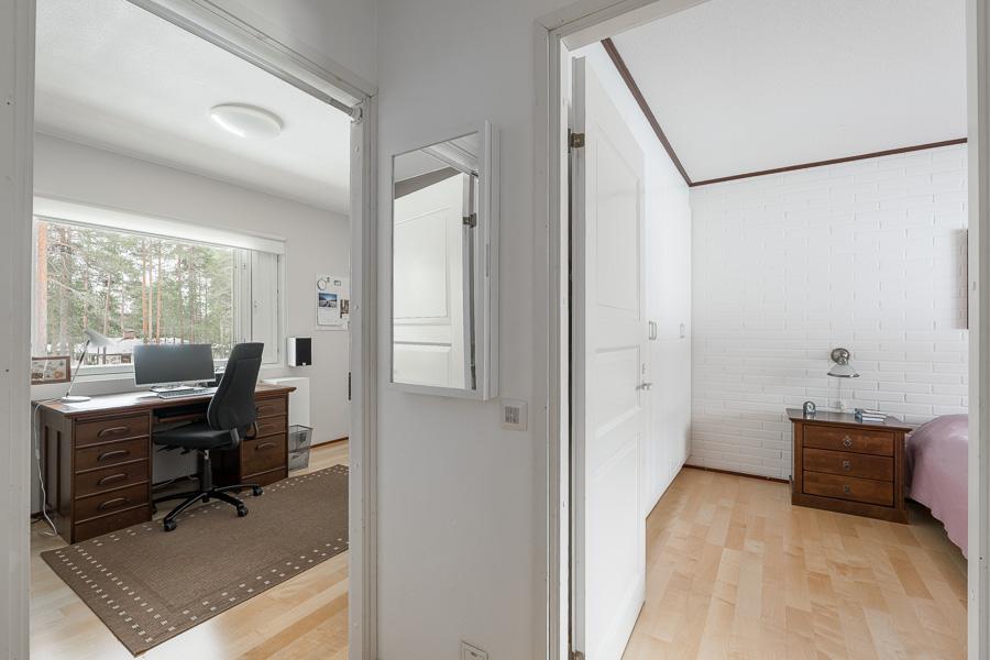 YLÄKERRAN MAKUU- JA TYÖHUONE