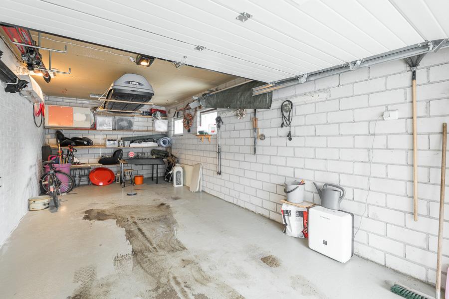 YLÄKERRAN TILAVA AUTOTALLI