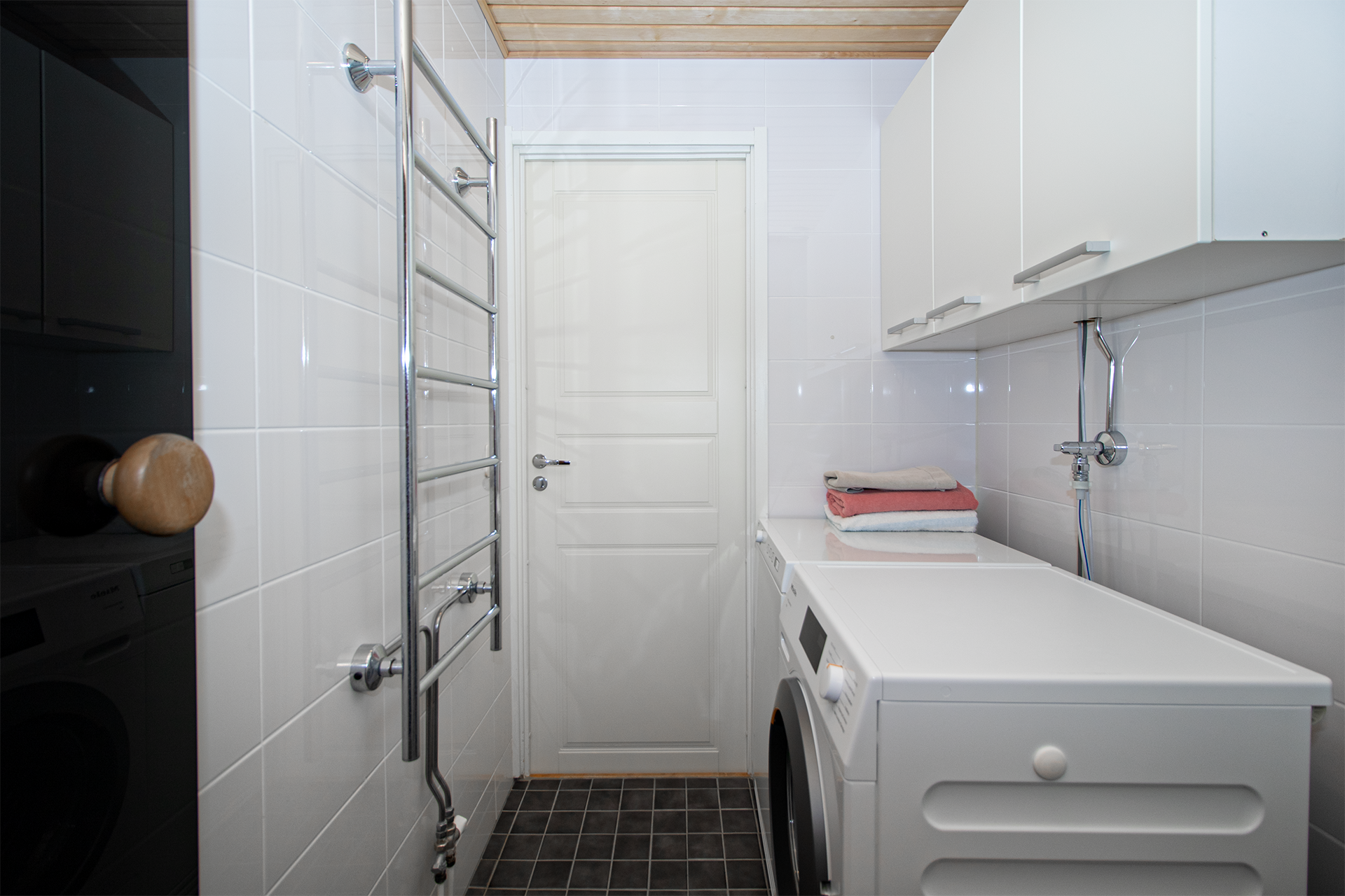 Kylpyhuoneessa pyykinpesukone ja kuivausrumpu