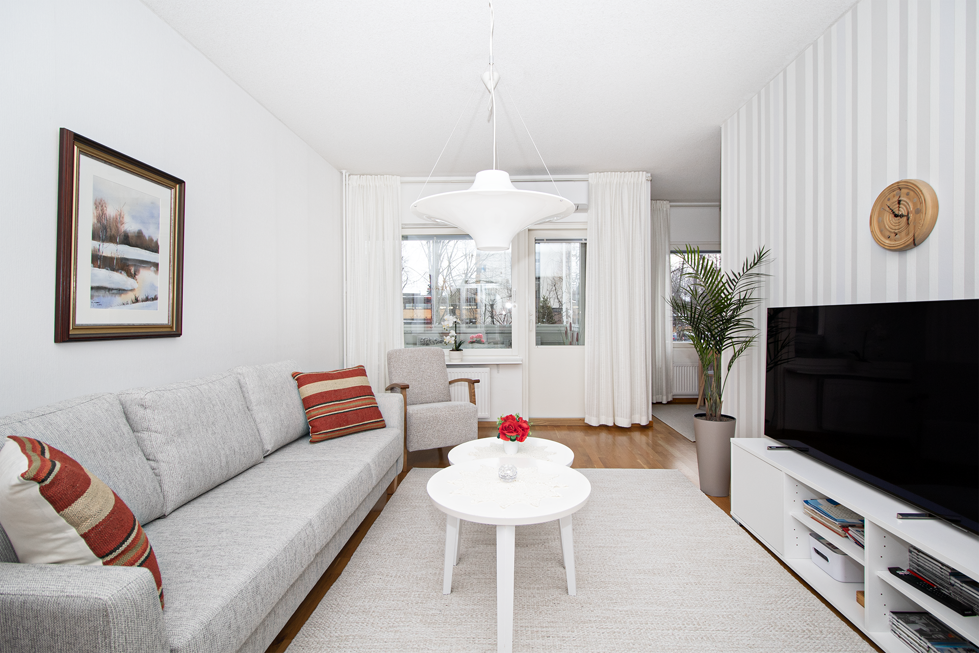 Olohuoneest käynti lasitetulle parvekkeelle