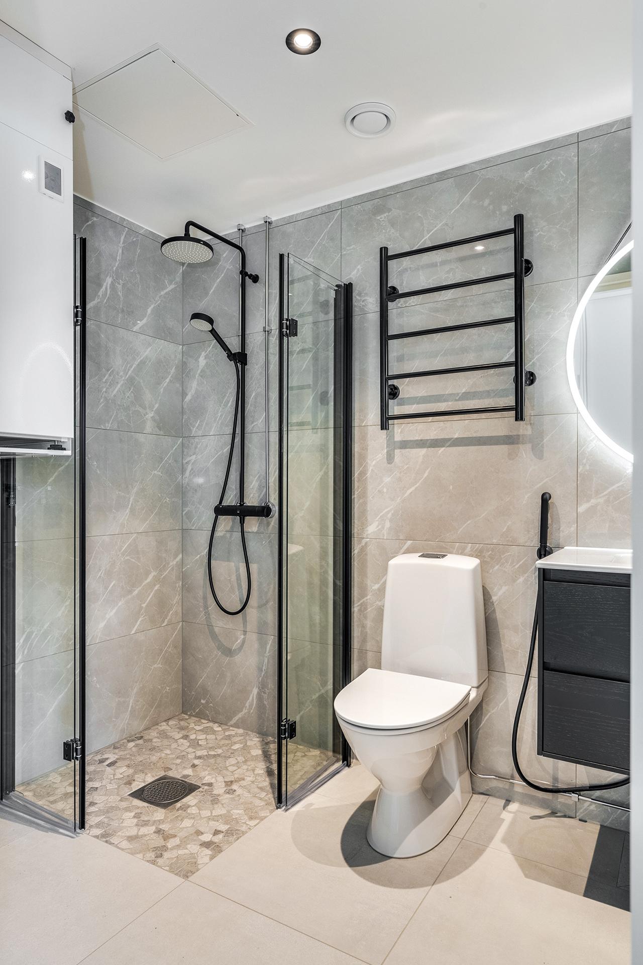 Mustat vesikalusteet