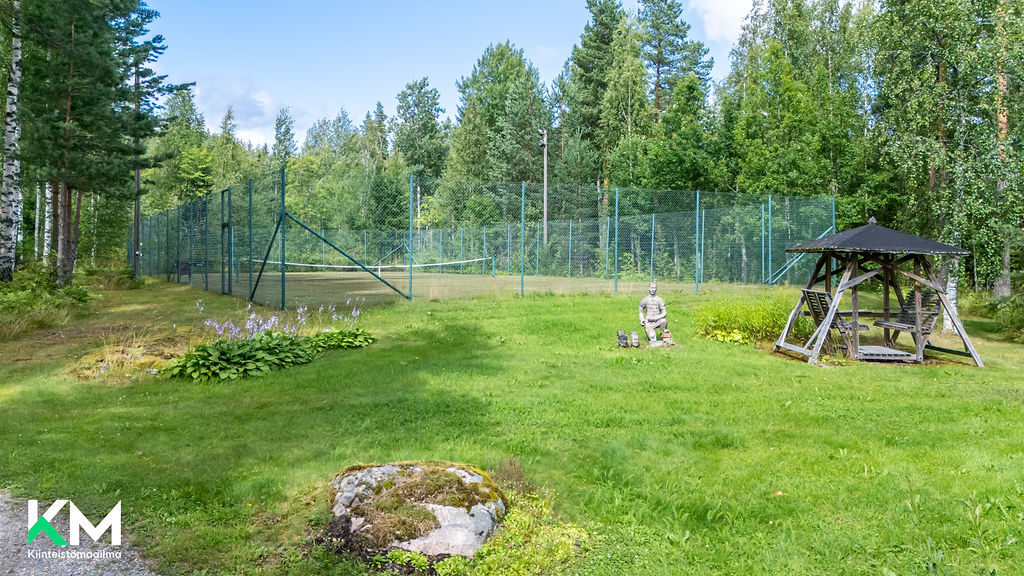 Tenniskenttä