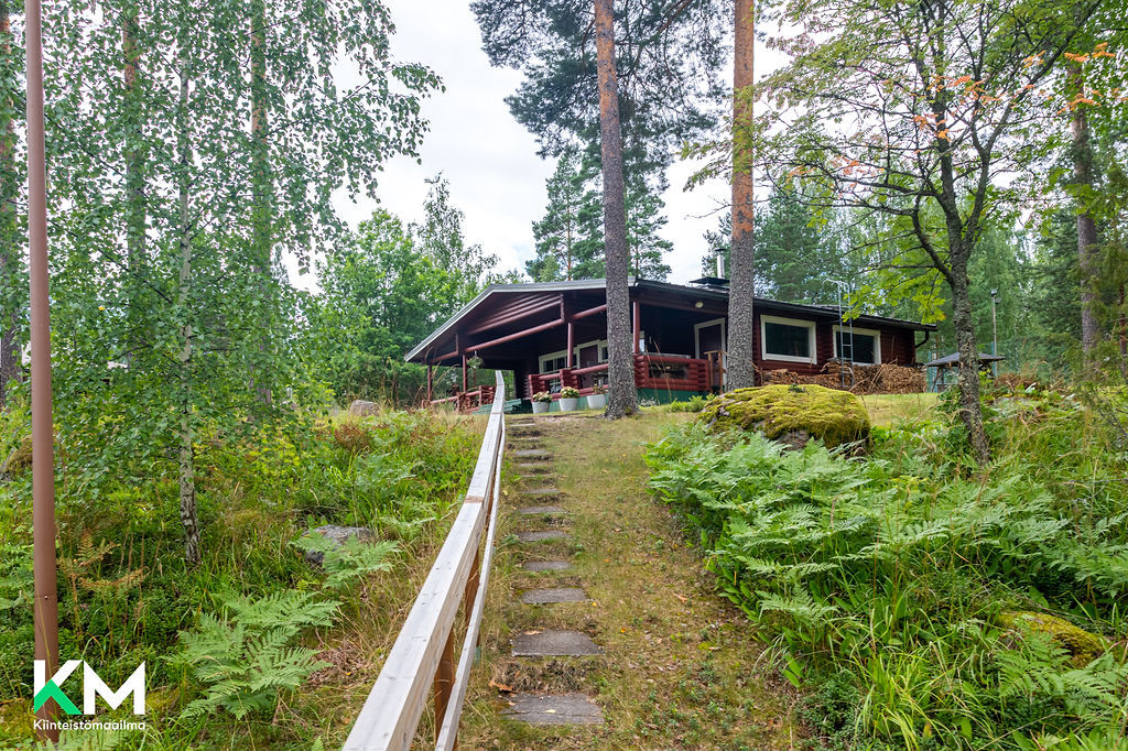 Saunarakennus rannasta