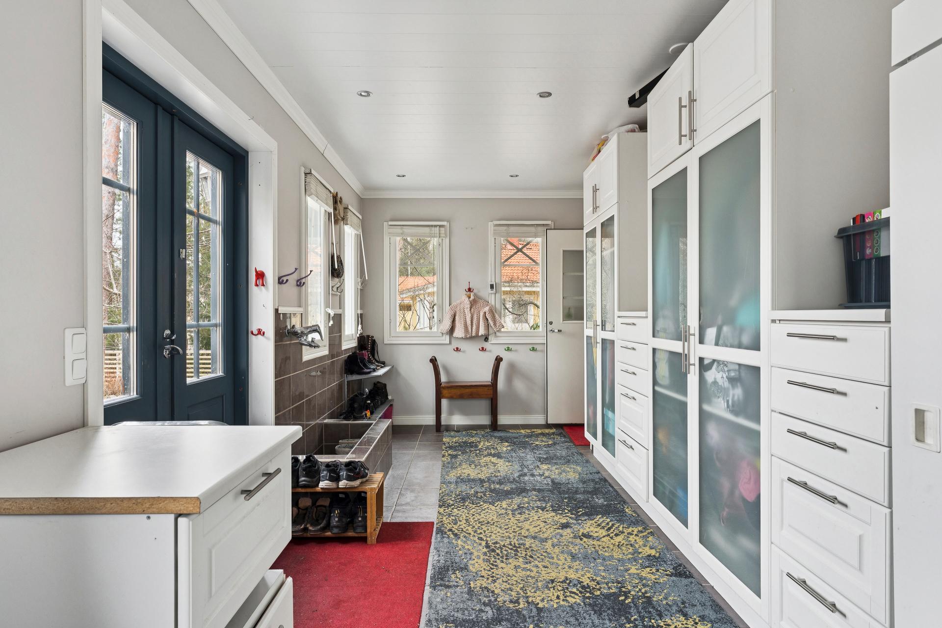 Tilava kuisti-kuraeteinen